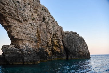 Akdeniz kıyısındaki kayalık uçurum, Yunanistan
