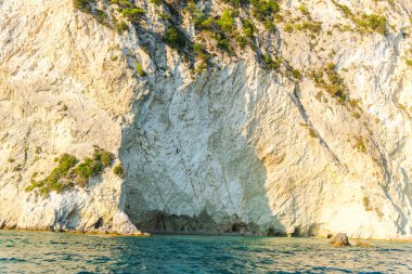 Zakynthos 'taki kayalık uçurum, güzel bir yaz günü, deniz manzarası. 