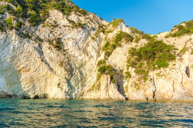 Zakynthos 'taki kayalık uçurum, güzel bir yaz günü, deniz manzarası. 