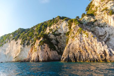 Zakynthos 'taki kayalık uçurum, güzel bir yaz günü, deniz manzarası. 