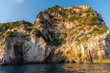 Zakynthos 'taki kayalık uçurum, güzel bir yaz günü, deniz manzarası. 