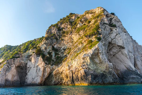 Zakynthos 'taki kayalık uçurum, güzel bir yaz günü, deniz manzarası. 