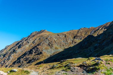 Mavi gökyüzü olan dağ manzarası