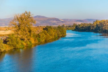 sonbahar manzarası göl kenarında