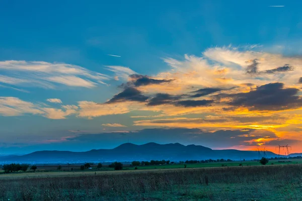 Sonnenuntergang Über Dem Feld Mit Wolken Und Himmel — Stockfoto