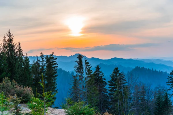 Красивий Схід Сонця Над Гірським Масивом Густими Хмарами — стокове фото