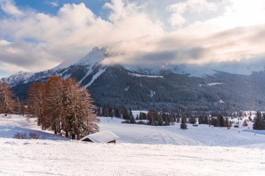 İtalya 'nın Dolomitler dağlarında kışın yamaçlar