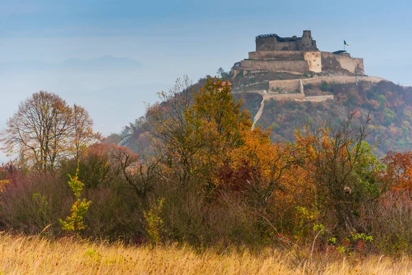 ルーマニアのデヴァ市の丘の上の城 — ストック写真