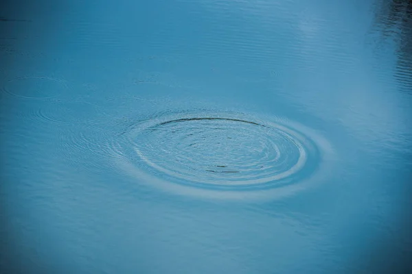 Wassertropfen Auf Der Oberfläche Des Sees — Stockfoto