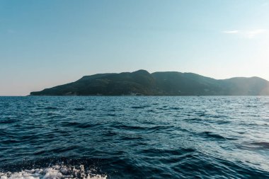 Arka planda deniz ve dağ