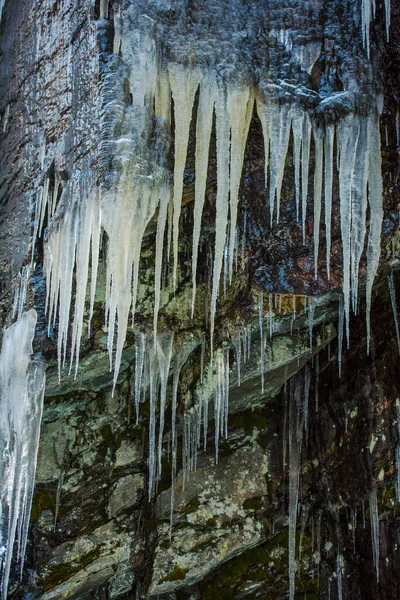 Замерзший Водопад Внутри Леса — стоковое фото