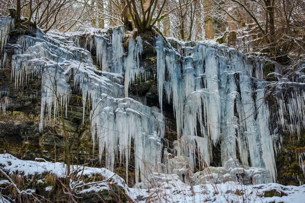 Zmrzlý Vodopád Uvnitř Lesa — Stock fotografie