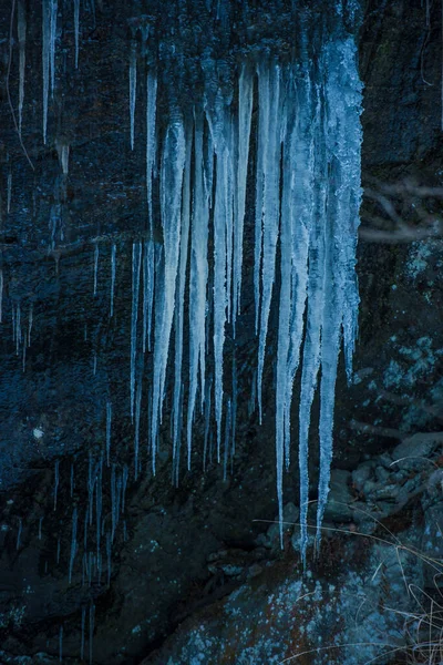Zmrzlý Vodopád Uvnitř Lesa — Stock fotografie