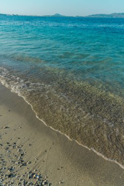 Sahilde deniz dalgaları