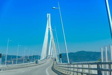 Gündüz vakti Yunanistan 'da Patra Köprüsü 