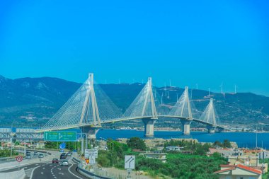Gündüz vakti Yunanistan 'da Patra Köprüsü 