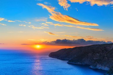 Denizde güzel bir gün batımı 