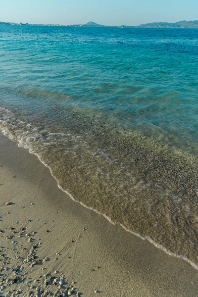 Sahilde deniz dalgaları