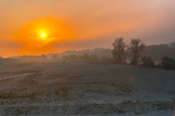 Coucher Soleil Sur Terrain Avec Beaucoup Nuages Soleil — Photo