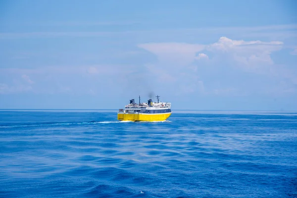 Frachtschiff Segelt Meer — Stockfoto