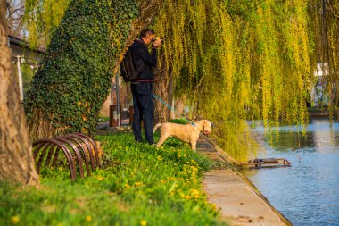 Parkta köpeği olan bir adam