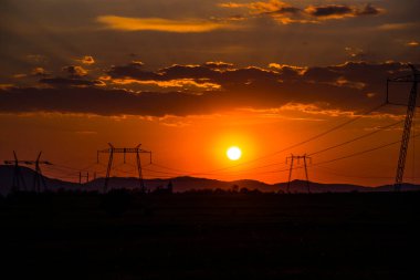 Günbatımında elektrik direkleri 