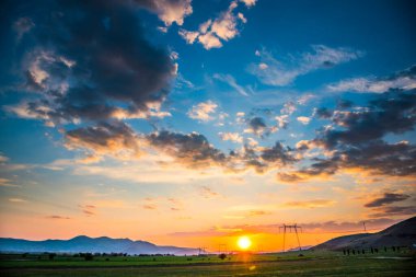 Günbatımında elektrik direkleri 