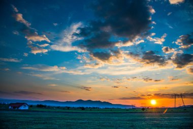 Günbatımında elektrik direkleri 
