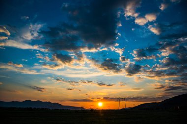 Günbatımında elektrik direkleri 