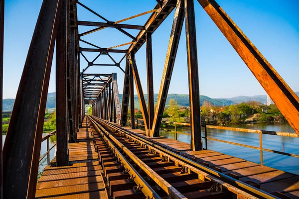 Nehirdeki Çelik Demiryolu Köprüsü — Stok fotoğraf