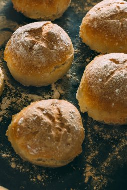 Fırından yeni çıkmış içinde belgili tanımlık tepsi küçük geleneksel ekmek