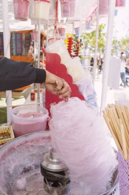 Pembe pamuk şeker. Satıcı bir iplik adım şekerle rengini iplik. Gıda makine işlemi tarafından tatlı tadı
