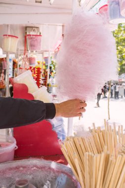 Pembe pamuk şeker. Satıcı bir iplik adım şekerle rengini iplik. Gıda makine işlemi tarafından tatlı tadı