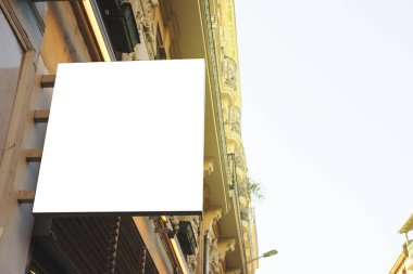 Boş kare tabela, demir aparatı, şehir, klasik mimari binaların arka plan asılı. Şehir, Toulouse, Fransa