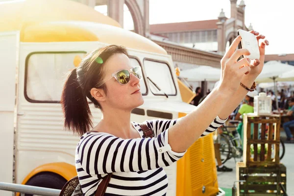 Fiatal Így Selfie Mellett Vintage Stílusú Élelmiszer Teherautó Egy Szabadtéri — Stock Fotó