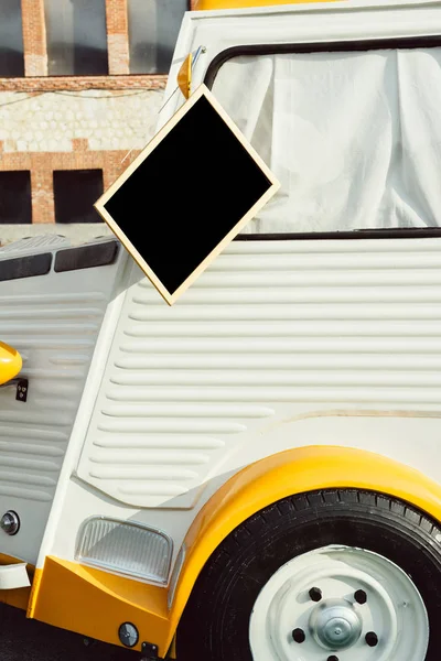 Empty Poster Hanging Close Yellow White Vintage Food Trucks Vintage — Stock Photo, Image