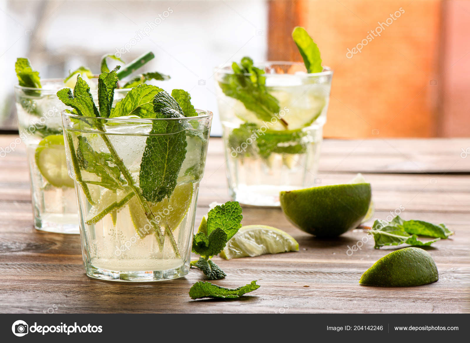 Coquetel Mojito Com Rum Limão Refrigerante Decorado Com Hortelã Close Stock Photo Saquizeta 204142246