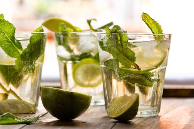 Mojito kokteyl ROM, kireç ve soda, nane ile süslenmiş