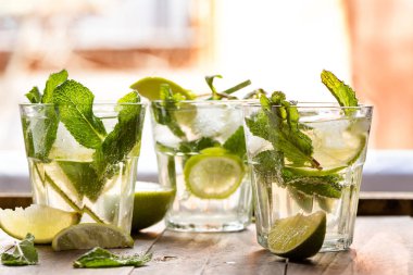 Mojito kokteyl ROM, kireç ve soda, nane ile süslenmiş