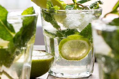 Mojito kokteyl ROM, limon ve nane ile süslenmiş soda, yakın çekim