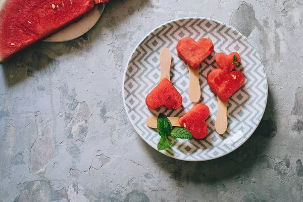 Herzförmige Scheiben Wassermelone Einer Schale Mit Geometrischem Muster Über Einer — Stockfoto