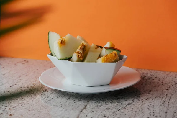 Peau Crapaud Melon Coupée Dans Bol Géométrique Sur Comptoir Granit — Photo