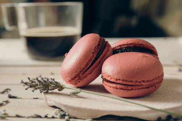 Macaroons Rosa Xícara Café Decorado Com Flores Naturais Mesa Madeira — Fotografia de Stock