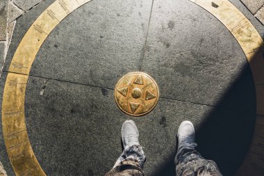 Selfie Bratislava Slovakya uzaklığı hesaplamak için kullanılan bir sıfır noktası Simgesel Yapı bronz işaret St. Michael'ın kapısında sıfır kilometre ayak