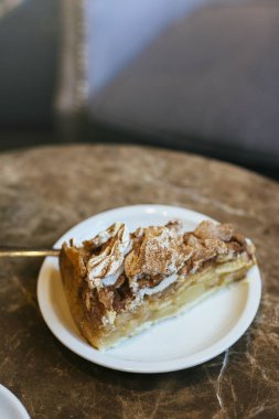 elmalı turta ve kafeteryada kahverengi mermer masada swiss beze