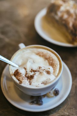 Kapuçino tarçın kahverengi mermer tablo coffee shop ile 