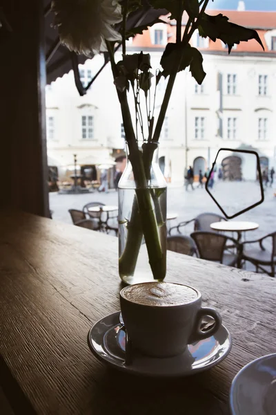 コーヒーを飲む添えぼかしと木製のテーブルのクロワッサンの背景としてストリート — ストック写真