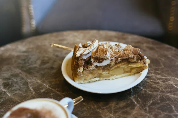 Apple Pie Swiss Meringue Brown Marble Table Cafeteria — Stock Photo, Image