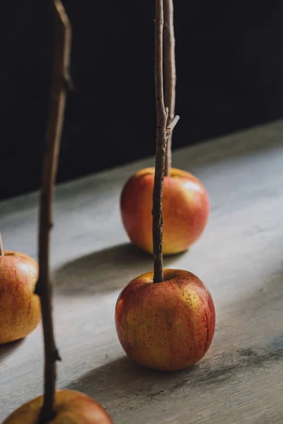 リンゴと棒のキャラメル ハロウィーン リンゴを作る — ストック写真