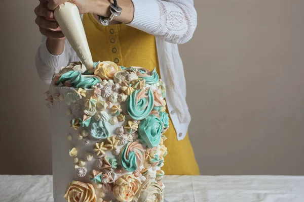 妇女糕点厨师装饰蛋糕与奶油糕点袋 — 图库照片